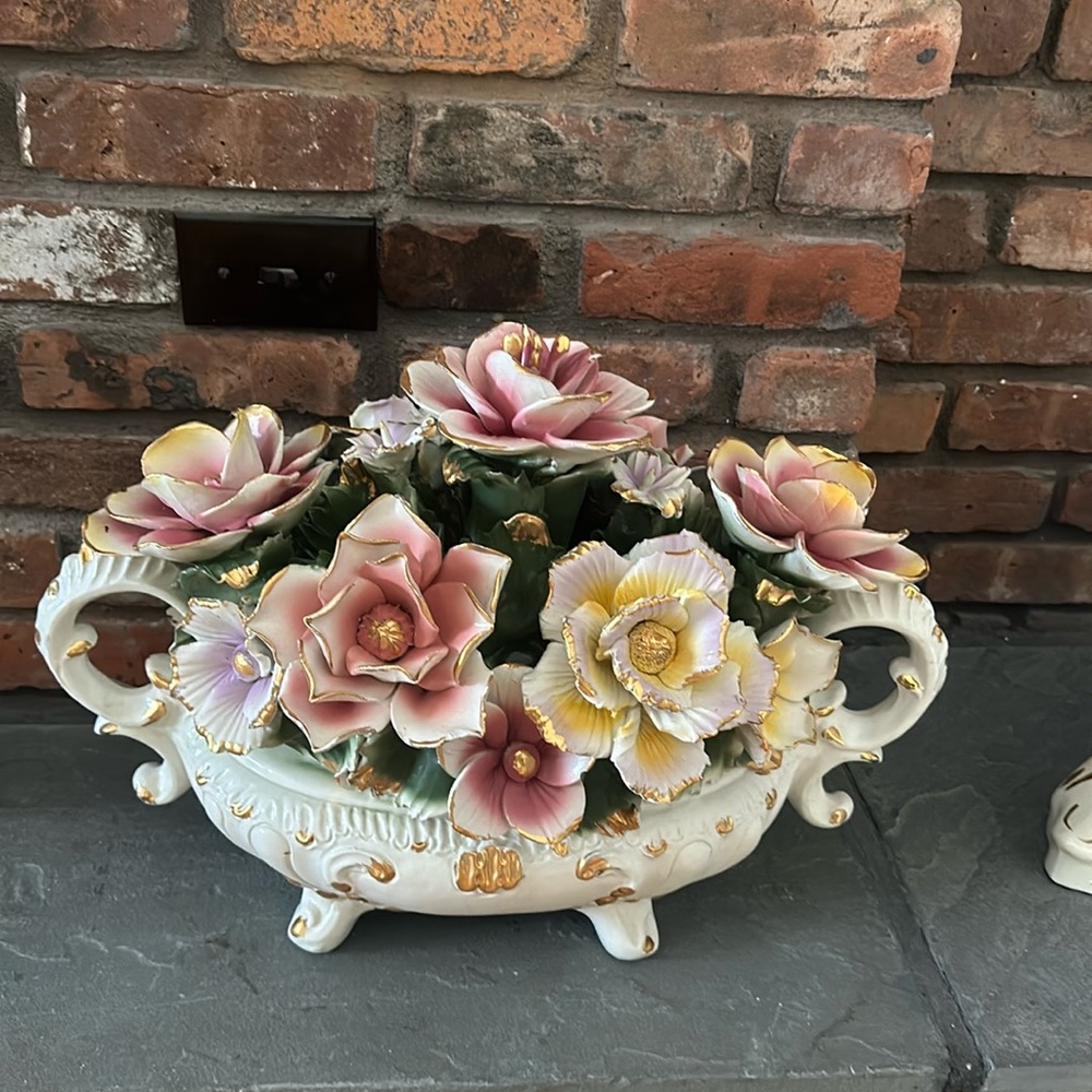 VINTAGE CERAMIC CAPODIMONTE STYLE  FLOWER BOUQUET CENTER PIECE